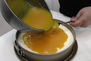 Ponemos la gelatina de mango terminando nuestro cheesecake