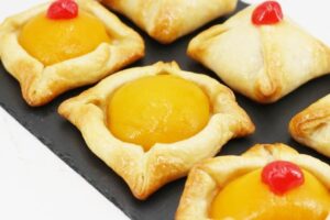 Pasteles de hojaldre con melocotón en almíbar paso final