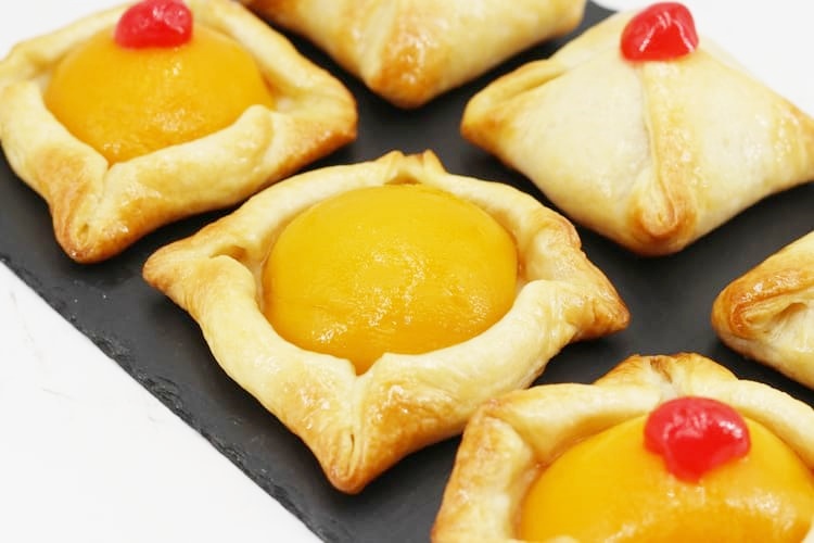 Pasteles de hojaldre con melocotón en almíbar paso final