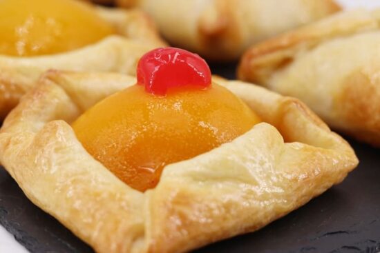 Pasteles de hojaldre con melocotón en almíbar principal