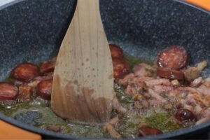 arroz con beicon y chorizo paso 1