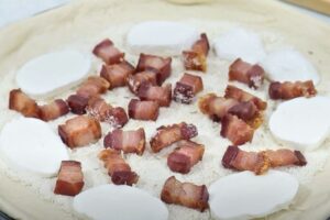 pizza con torreznos paso 3