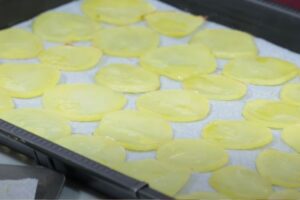 ratatouille de patatas, beicon y queso paso 1