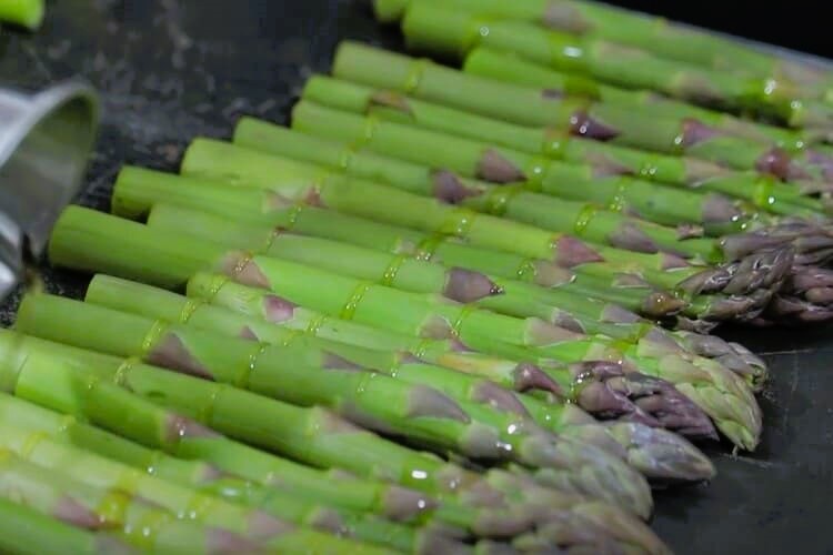 Salsa romesco con espárragos y ajetes asados paso 2