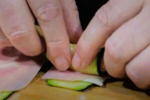 rollitos de calabacín enrollar