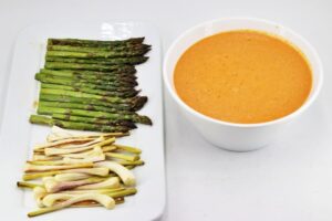 Salsa romesco con espárragos y ajetes asados paso final