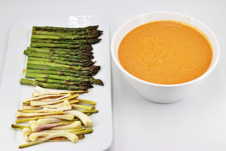 Salsa romesco con espárragos y ajetes asados paso final