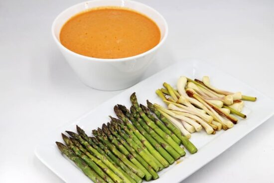 salsa romesco con espárragos y ajetes asados principal