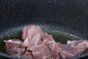 guiso de cabezada con salsa agridulce paso 1