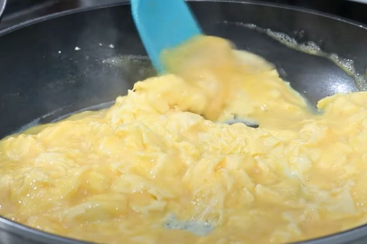 timbal de huevos, patatas y chorizo paso 3