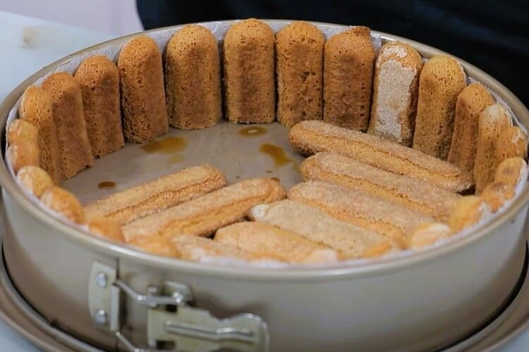 Tarta de bizcochos Coral con frutas 1