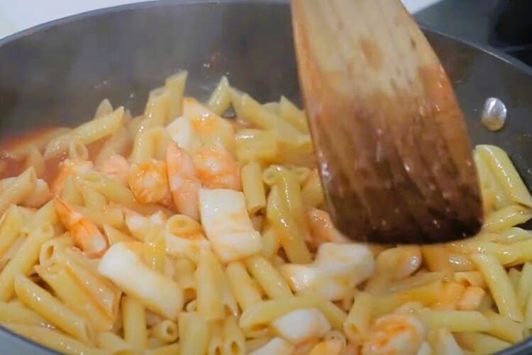 macarrones con marisco paso 5