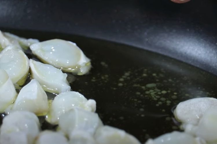 cocochas de bacalao al pil pil con gulas paso 2