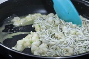 cocochas de bacalao al pil pil con gulas paso 3