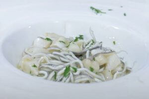 cocochas de bacalao al pil pil con gulas paso final