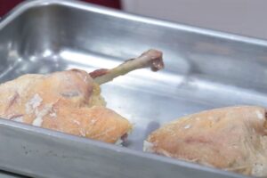 confit de pato con salsa de naranja paso 1