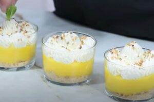 postre de limón, nata y mirandinas paso final