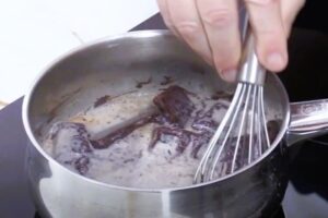 Mousse de chocolate con nata y frambuesas 2