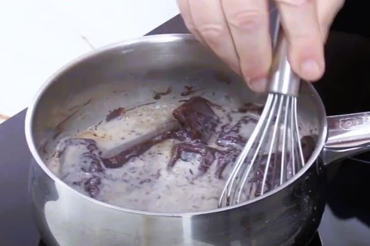 Mousse de chocolate con nata y frambuesas 2