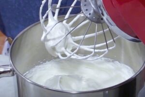 Mousse de chocolate con nata y frambuesas 3