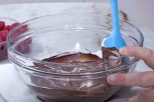 Mousse de chocolate con nata y frambuesas 4