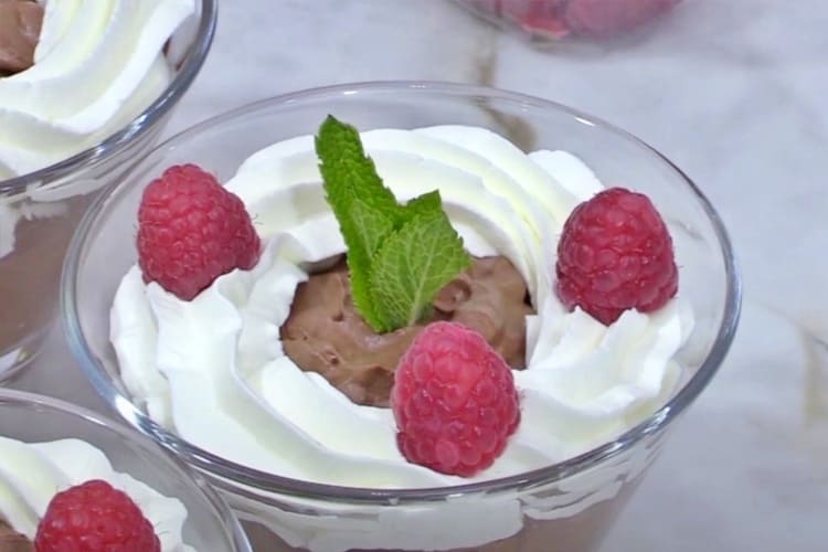 Mousse de chocolate con nata y frambuesas final