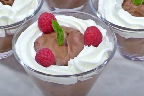mousse de chocolate con nata y frambuesas PRINCIPAL