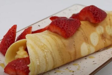 crepes rellenos de fresas y crema pastelera portada
