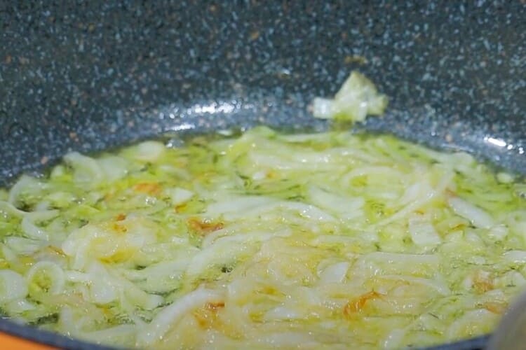 Pollo con salsa de cebolla paso 2