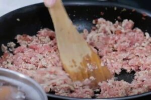 Hojaldre relleno de carne con sorpresa paso 2