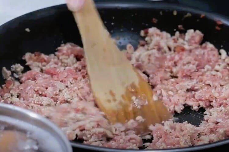 Hojaldre relleno de carne con sorpresa paso 2