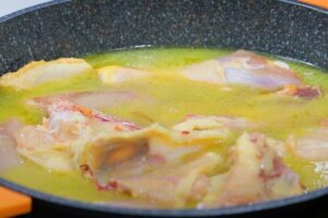 Pollo con salsa de cebolla paso 3