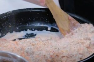 Hojaldre relleno de carne con sorpresa paso 3