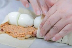 Hojaldre relleno de carne con sorpresa paso 5