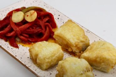 Bacalao rebozado con pimientos confitados
