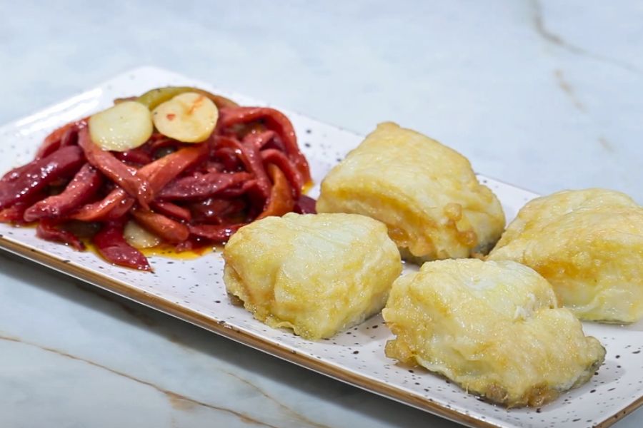 Bacalao rebozado con pimientos confitados final