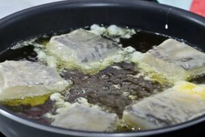 Bacalao rebozado con pimientos confitados paso 3