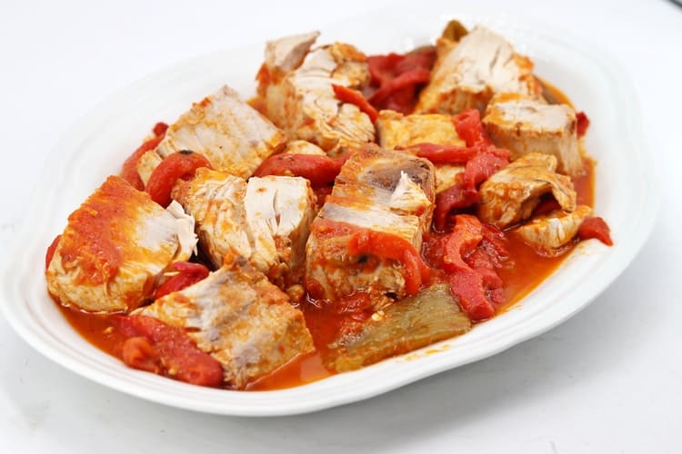 Bonito con salsa de tomate y pimientos najeranos