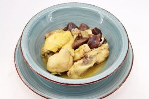 Pollo con salsa de cebolla principal