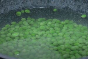 cordero con alcachofas y guisantes paso 1