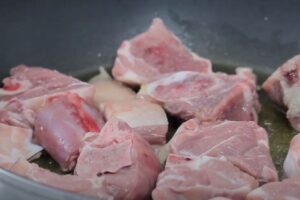 cordero con alcachofas y guisantes paso 2