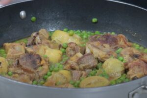 cordero con alcachofas y guisantes paso final