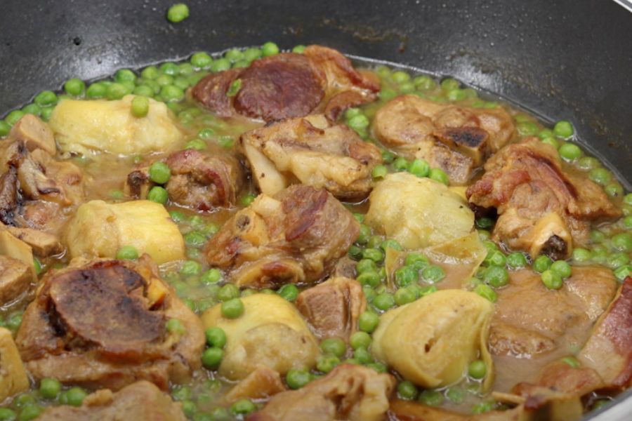 cordero con alcachofas y guisantes portada