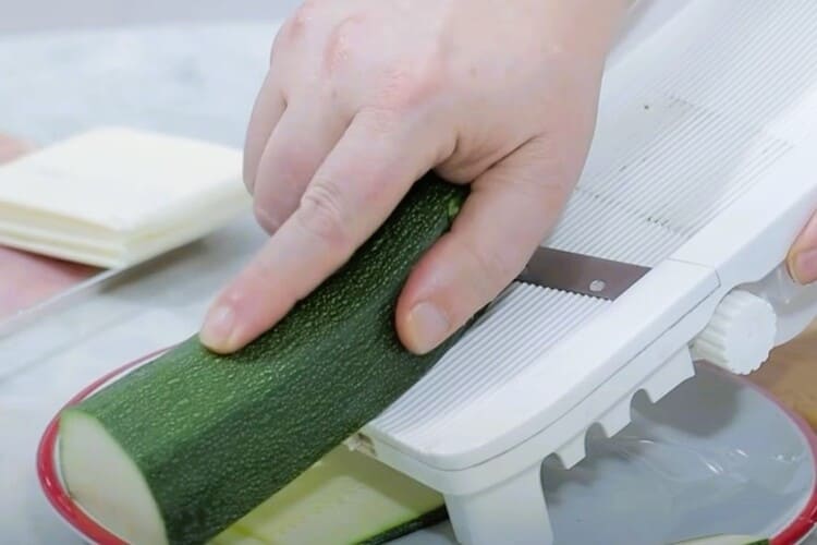 Rollitos de calabacín rellenos y envueltos en beicon paso 1