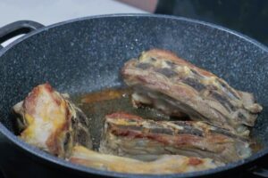 Guiso de cuellos de cordero paso 1