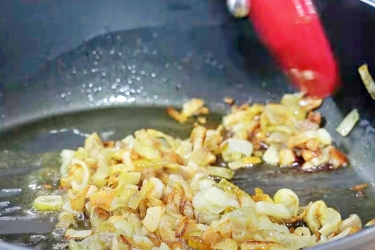 pollo con salsa de chalotas y guarnición paso 1