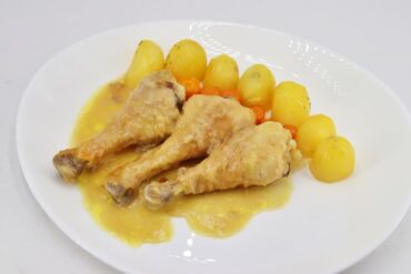 Pollo con salsa de chalotas y guarnición PRINCIPAL