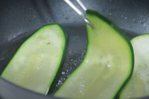 Rollitos de calabacín rellenos y envueltos en beicon paso 2