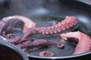 pulpo con patatas bravas paso 2