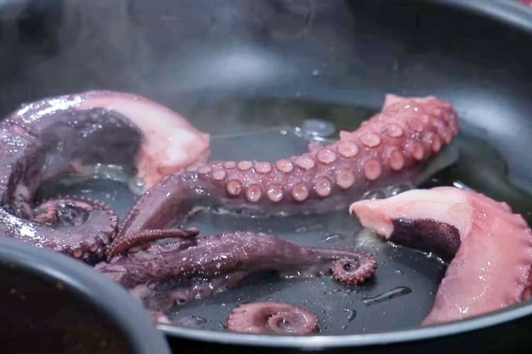 pulpo con patatas bravas paso 2